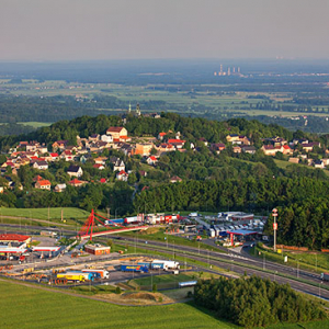 Gora Swietej Anny, panorama przez autostrade A4. EU, Pl, Opolskie. Lotnicze.